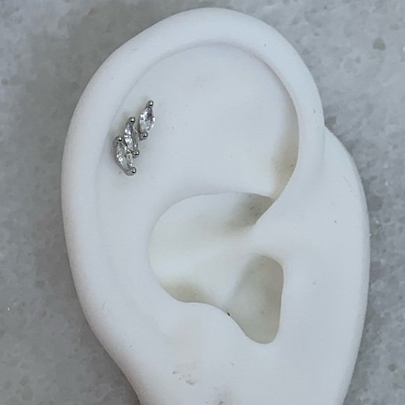 Silver Crystal Leaf Layered Cartilage Earring - Picture 1 of 4